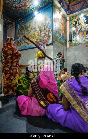 Jeyporo, India - 2021 febbraio: Le donne che pregano nel Tempio di Jagannath il 26 febbraio 2021 a Jeyporo, Odisha, India. Foto Stock