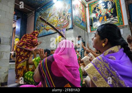 Jeyporo, India - 2021 febbraio: Le donne che pregano nel Tempio di Jagannath il 26 febbraio 2021 a Jeyporo, Odisha, India. Foto Stock