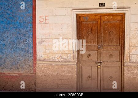 Foto di strada di colorato casa tradizionale adobe e porta a Chiquián, Perù. Foto Stock