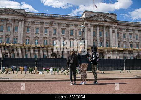 BUCKINGHAM PALACE LONDRA, REGNO UNITO 13 APRILE 2021. I membri del pubblico continuano a lasciare fiori e tributi all'esterno di Buckingham Palace in omaggio al Principe Filippo, Duca di Edimburgo, nonostante siano stati esortati a non radunarsi in grandi folle e a rompere le restrizioni COVID-19. Sua Maestà la Regina ha annunciato la morte di suo marito, sua altezza reale Principe Filippo, Duca di Edimburgo di 99 anni che è morto pacificamente il 9 aprile e sarà messo a riposo il sabato dopo una cerimonia riticted il 17 aprile al castello di Windsor. Credit amer Ghazzal/Alamy Live News Foto Stock