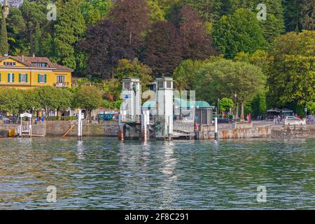 Bellagio, Italia - 14 giugno 2019: Struttura di rampa per traghetti a Bellagio, Italia. Foto Stock