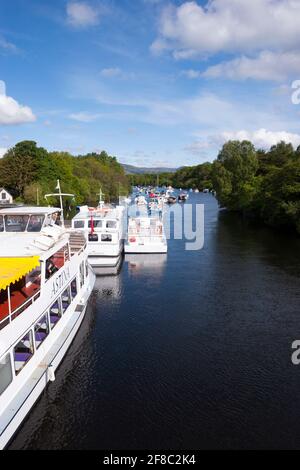 Barche sul fiume Leven a Balloch, Loch Lomond, Scozia Foto Stock