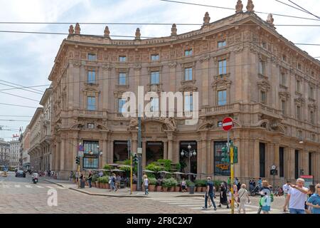 Milano, Italia - 15 giugno 2019: Il dominio della Riserva Starbucks presso l'edificio storico degli uffici postali di Milano. Foto Stock