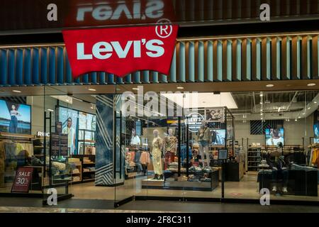 New York, Stati Uniti. 12 Aprile 2021. Il negozio Levi's nel vicino centro commerciale Empty Hudson Yards a Manhattan a New York lunedì 12 aprile 2021. (Foto di Richard B. Levine) Credit: Sipa USA/Alamy Live News Foto Stock