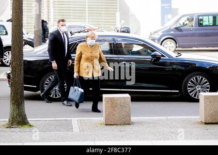 Berlino, Germania. 13 Apr 2021. La cancelliera Angela Merkel (CDU) arriva al Bundestag per la riunione del gruppo parlamentare CDU/CSU. Credit: Christoph Soeder/dpa/Alamy Live News Foto Stock