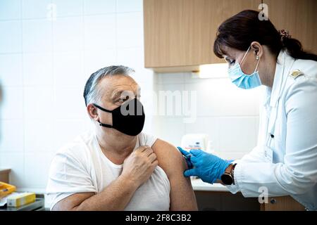 (210413) -- PECHINO, 13 aprile 2021 (Xinhua) -- questa foto dalla pagina Facebook del primo ministro ungherese Viktor Orban gli mostra di ricevere una dose del vaccino cinese Sinopharm contro COVID-19 a Budapest, Ungheria, 28 febbraio 2021. (Viktor Orban Facebook via Xinhua) Foto Stock