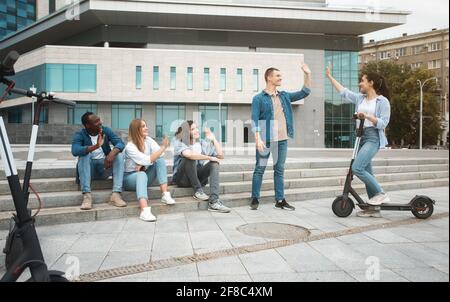 Cinque amici felici che trascorrono del tempo libero in città Foto Stock