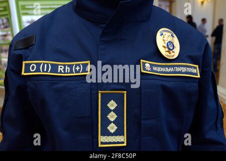 Parte superiore dell'uniforme della polizia Ucraina, abbigliamento a clima freddo: Cappotto, chevron, badge della polizia, cerotto con il tipo di sangue. 7 ottobre 2018. Kiev, Ucraina Foto Stock