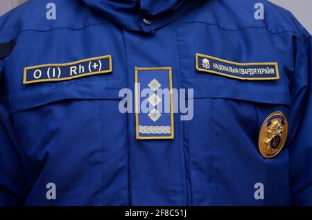 Parte superiore dell'uniforme della polizia Ucraina, abbigliamento a clima freddo: Cappotto, chevron, badge della polizia, cerotto con il tipo di sangue. 7 ottobre 2018. Kiev, Ucraina Foto Stock
