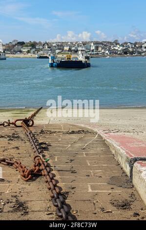 The chains to one of the Torpoint Ferries on the Hamoaze with Torpoint in the background. As well as linking Torpoint with Plymouth they provide a flo Foto Stock