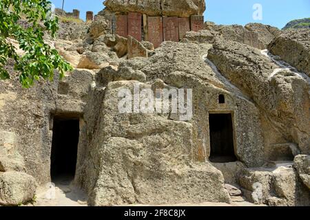 Il Monastero di Geghard è un'eccezionale costruzione architettonica parzialmente scolpita la roccia di una montagna adiacente Foto Stock