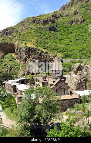 Il Monastero di Geghard è un'eccezionale costruzione architettonica parzialmente scolpita la roccia di una montagna adiacente Foto Stock