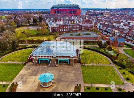 Viste generali dello Stadio Anfield con la Gladstone Palm House, lo Stanley Park, casa del Liverpool FC. Foto Stock