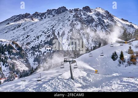 Cannoni da neve per fare neve per le piste da sci Foto Stock