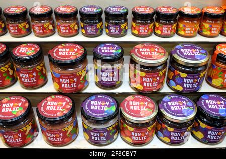 Vasetti ermeticamente sigillati con miele posti su scaffale per la vendita. Mostra Food Vine. 5 gennaio 2019. Kiev, Ucraina Foto Stock