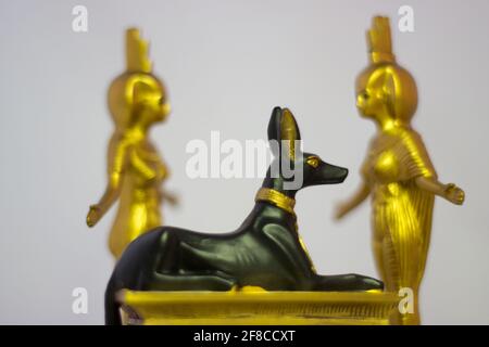 Ancora vita con figure egiziane di anubis e la dea nebtht ed eset in oro. Foto Stock