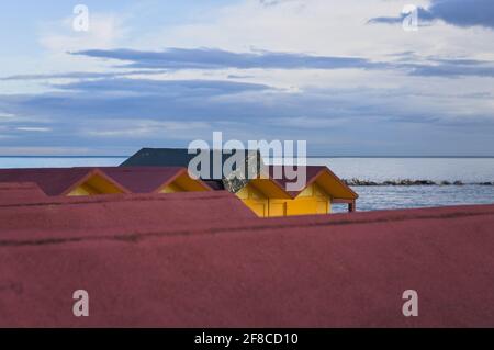 Cabine colorate sul mare Adriatico all'alba (Pesaro, Italia, Europa) Foto Stock