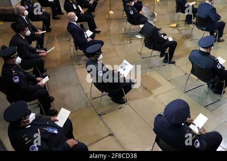 Washington, Stati Uniti. 13 Apr 2021. Gli ufficiali di polizia aspettano l'inizio di una cerimonia che onora il caduto ufficiale della polizia del Campidoglio degli Stati Uniti William 'Billy' Evans al Campidoglio a Washington DC, il martedì 13 aprile 2021. Foto in piscina di AMR Alfiky/UPI Credit: UPI/Alamy Live News Foto Stock