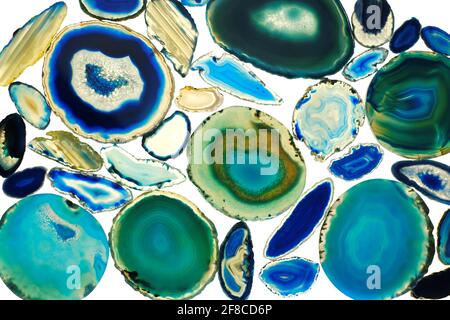 Schema pietra Agata. Agates blu e verde insieme isolato su sfondo bianco.Agate fette sfondo.pietre naturali bella superficie. Pietre di Agata Foto Stock