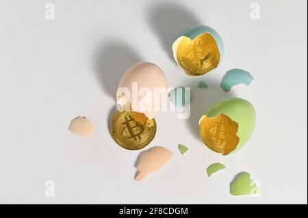 Galati, Romania - 13 Aprile 2021 Studio shot di valuta dorata di Bitcoin e uova di Pasqua Foto Stock