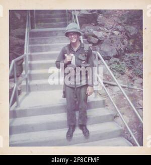 1967, West Point Cadet di fronte a Camp Buckner Barracks durante l'allenamento di combattimento estivo, USMA, USA Foto Stock