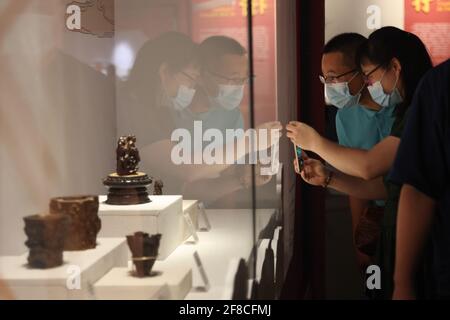 Haikou, provincia cinese di Hainan. 13 Apr 2021. I visitatori possono ammirare le mostre presso una mostra della collezione del museo del palazzo in Cina (Hainan), museo del Mar Cinese Meridionale, nella città di Qionghai, nella provincia cinese meridionale di Hainan, il 13 aprile 2021. Credit: Zhang Liyun/Xinhua/Alamy Live News Foto Stock