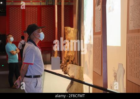 Haikou, provincia cinese di Hainan. 13 Apr 2021. I visitatori possono ammirare le mostre presso una mostra della collezione del museo del palazzo in Cina (Hainan), museo del Mar Cinese Meridionale, nella città di Qionghai, nella provincia cinese meridionale di Hainan, il 13 aprile 2021. Credit: Zhang Liyun/Xinhua/Alamy Live News Foto Stock