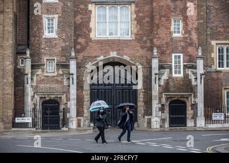 I wishers si accodano a posare fiori per mostrare i loro omaggi per il Duca di Edimburgo fuori da Buckingham Palace dopo che il Palazzo ha annunciato la sua morte. Foto Stock