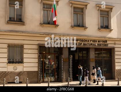 I turisti del museo di Sofia Bulgaria indossano maschere facciali all'ingresso del Museo Nazionale di storia naturale di Sofia, Bulgaria, Europa orientale, UE Foto Stock