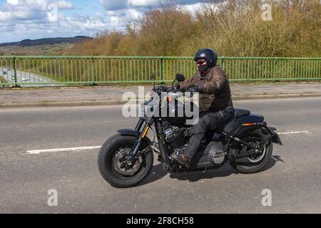 2019 Harley-Davidson Fxfbs Fat Bob 114 1868 19; motociclista; trasporto a due ruote, motociclette, veicoli su strade britanniche, motociclette, motociclette che guidano a Manchester, Regno Unito Foto Stock