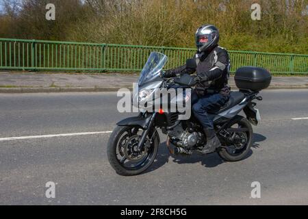 2015 Suzuki DL 650 A15; motociclista; trasporto a due ruote, motocicli, veicolo su strade britanniche, motocicli, motociclisti motociclisti che guidano a Manchester, Regno Unito Foto Stock