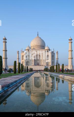 Il Taj Mahal, riflesso in acqua, Agra, India Foto Stock