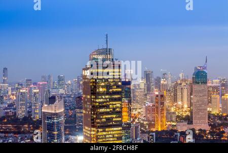 Lo skyline illuminato del centro di Giacarta - capitale dell'Indonesia, che mostra il Central Business District, Giacarta, Indonesia Foto Stock