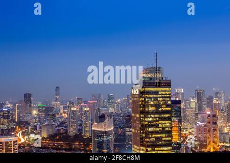 Lo skyline illuminato del centro di Giacarta - capitale dell'Indonesia, che mostra il Central Business District, Giacarta, Indonesia Foto Stock