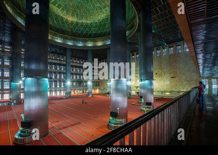 La sala di preghiera interna nella Moschea Istiqlal, Giacarta, Indonesia Foto Stock