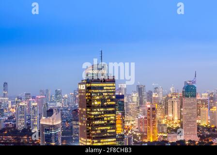 Lo skyline illuminato del centro di Giacarta - capitale dell'Indonesia, che mostra il Central Business District, Giacarta, Indonesia Foto Stock