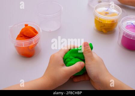 Bambino che gioca con i giocattoli colorati che fanno l'argilla Foto Stock