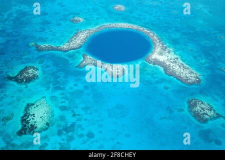 Vista aerea del Grande Blue Hole, Lighthouse Reef, Atollo del Faro, Mesoamericana barriera Corallina, Belize, America Centrale Foto Stock