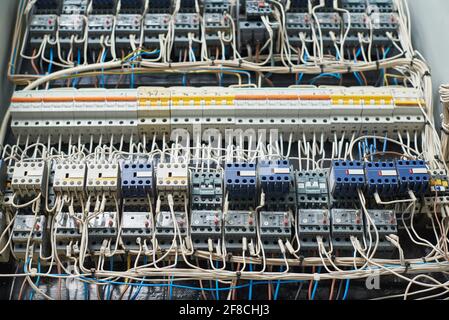 STARIY OSKOL, RUSSIA - 10 MARZO 2020: Pannello di controllo elettrico per il controllo delle apparecchiature in fabbrica Foto Stock