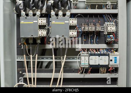 STARIY OSKOL, RUSSIA - 10 MARZO 2020: Pannello di controllo elettrico per il controllo delle apparecchiature in fabbrica Foto Stock