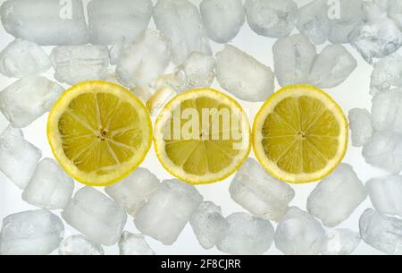 Immagine Scanografia di limoni e cubetti di ghiaccio secondo la regola dei terzi Foto Stock