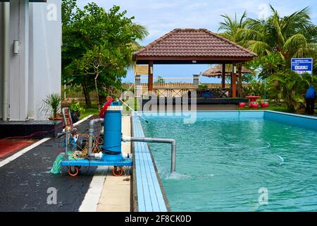 Una pompa filtro pulisce l'acqua della piscina. Dispositivo per la pulizia automatica delle piscine. Foto Stock