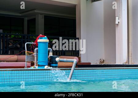 Una pompa filtro pulisce l'acqua della piscina. Dispositivo per la pulizia automatica delle piscine. Foto Stock