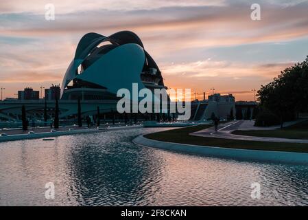 Il Palau de les Arts Reina Sofía progettato da Santiago Calatrava per ancorare l'estremità nord-occidentale della Città delle Arti e delle Scienze a Valencia, Spagna. Foto Stock