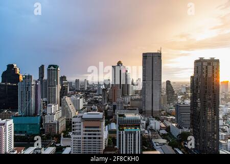 Lo skyline di Bangkok al tramonto visto dal quartiere di Sathorn Foto Stock