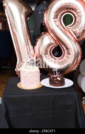 Torta di compleanno e palloncini per una festa di 18 anni Foto Stock