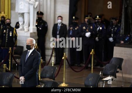 Washington, Stati Uniti. 13 Apr 2021. Il presidente Joe Biden partecipa ad una cerimonia di onoramento dell'ufficiale della polizia del Campidoglio degli Stati Uniti William 'Billy' Evans al Campidoglio a Washington DC, martedì 13 aprile 2021. Foto in piscina di AMR Alfiky/UPI Credit: UPI/Alamy Live News Foto Stock