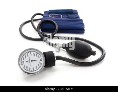 Sfigmomanometro misuratore della pressione sanguigna isolato su sfondo bianco Foto Stock