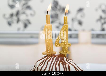 Compleanno di masterizzazione numero di candele 52 Foto stock - Alamy
