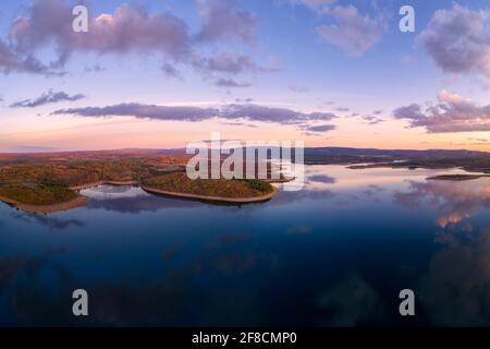 Drone vista panoramica aerea del lago Sabugal Dam Portogallo Foto Stock
